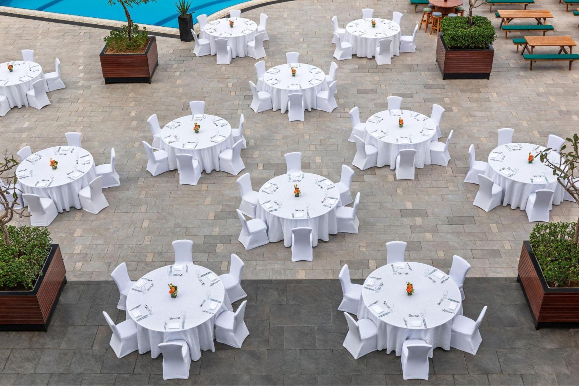 Le Royal Meridien Abu Dhabi Esterno foto Banquet tables