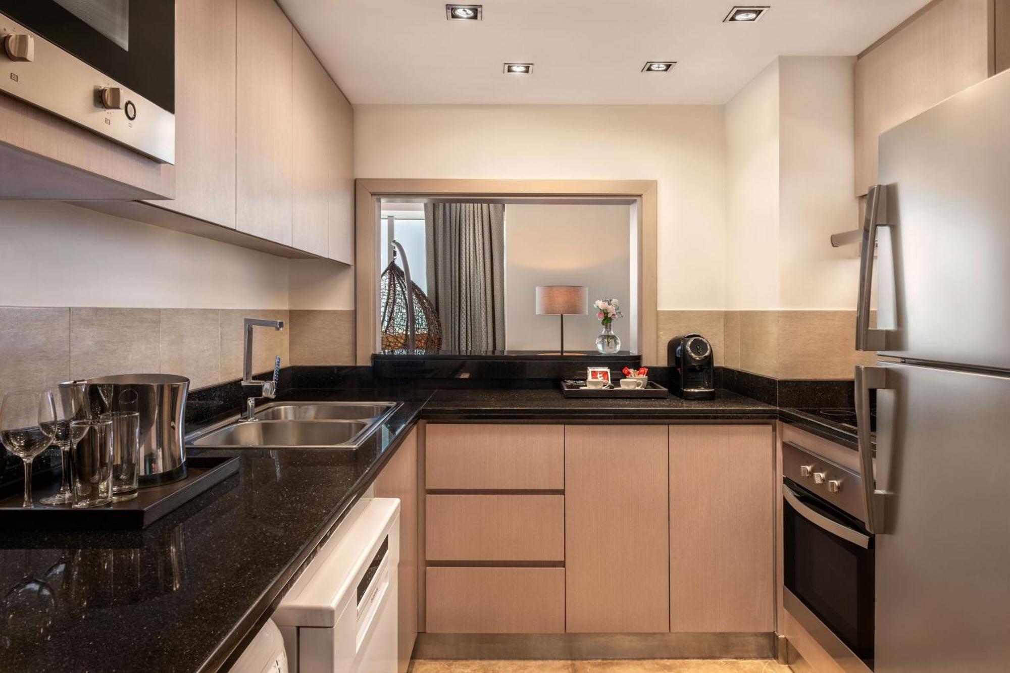 Le Royal Meridien Abu Dhabi Esterno foto A modern kitchen