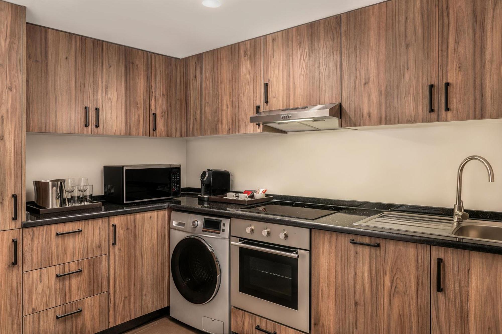 Le Royal Meridien Abu Dhabi Esterno foto A modern kitchen