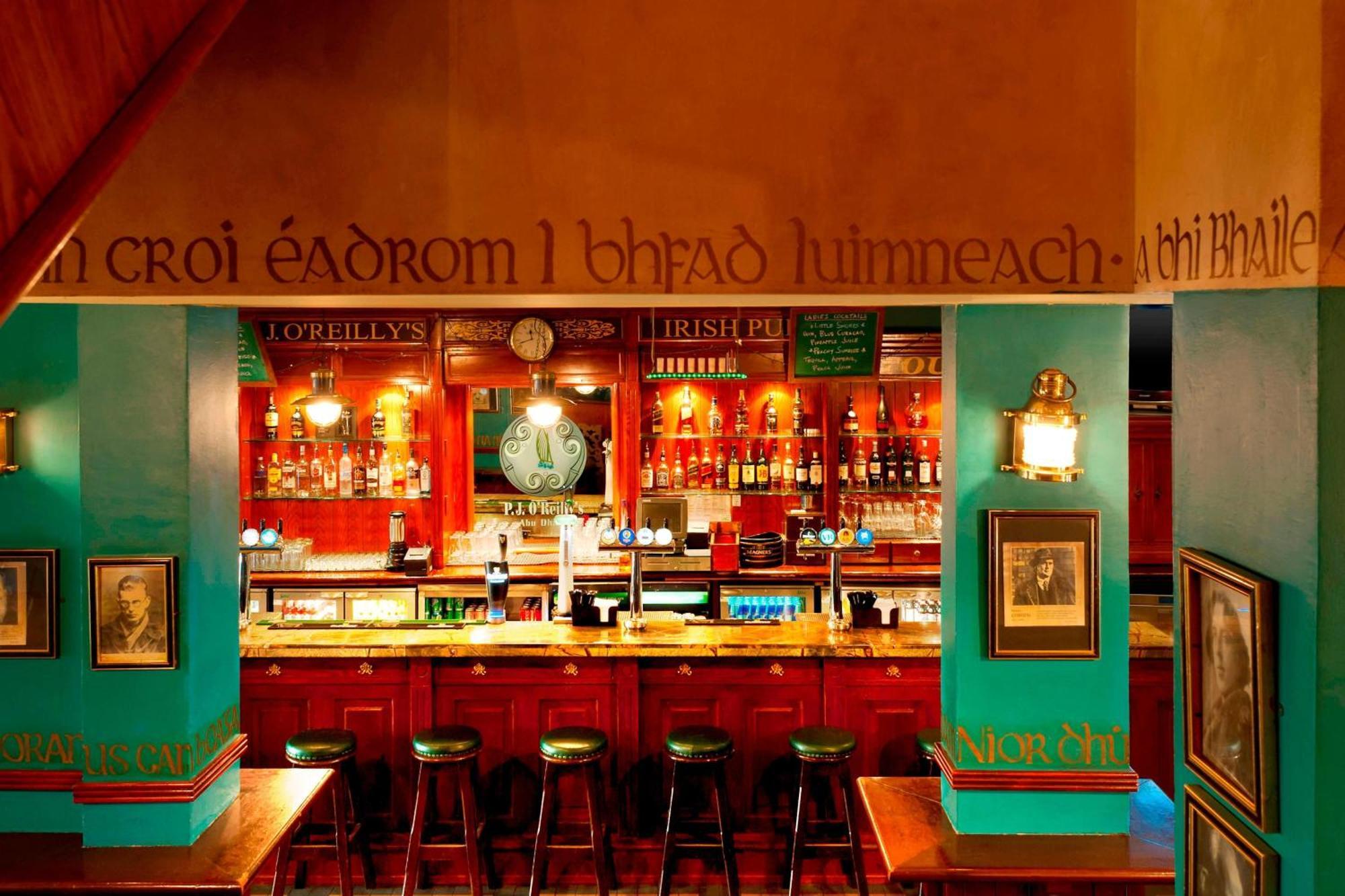 Le Royal Meridien Abu Dhabi Esterno foto The bar at the Irish House, Pune