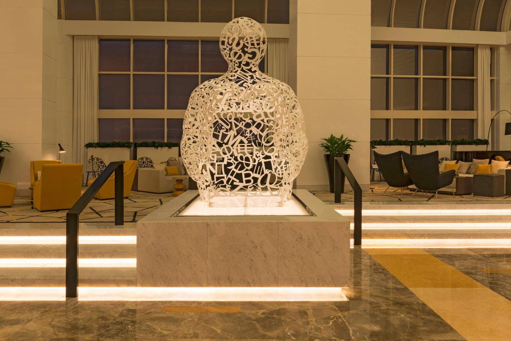 Le Royal Meridien Abu Dhabi Esterno foto The sculpture in 2018