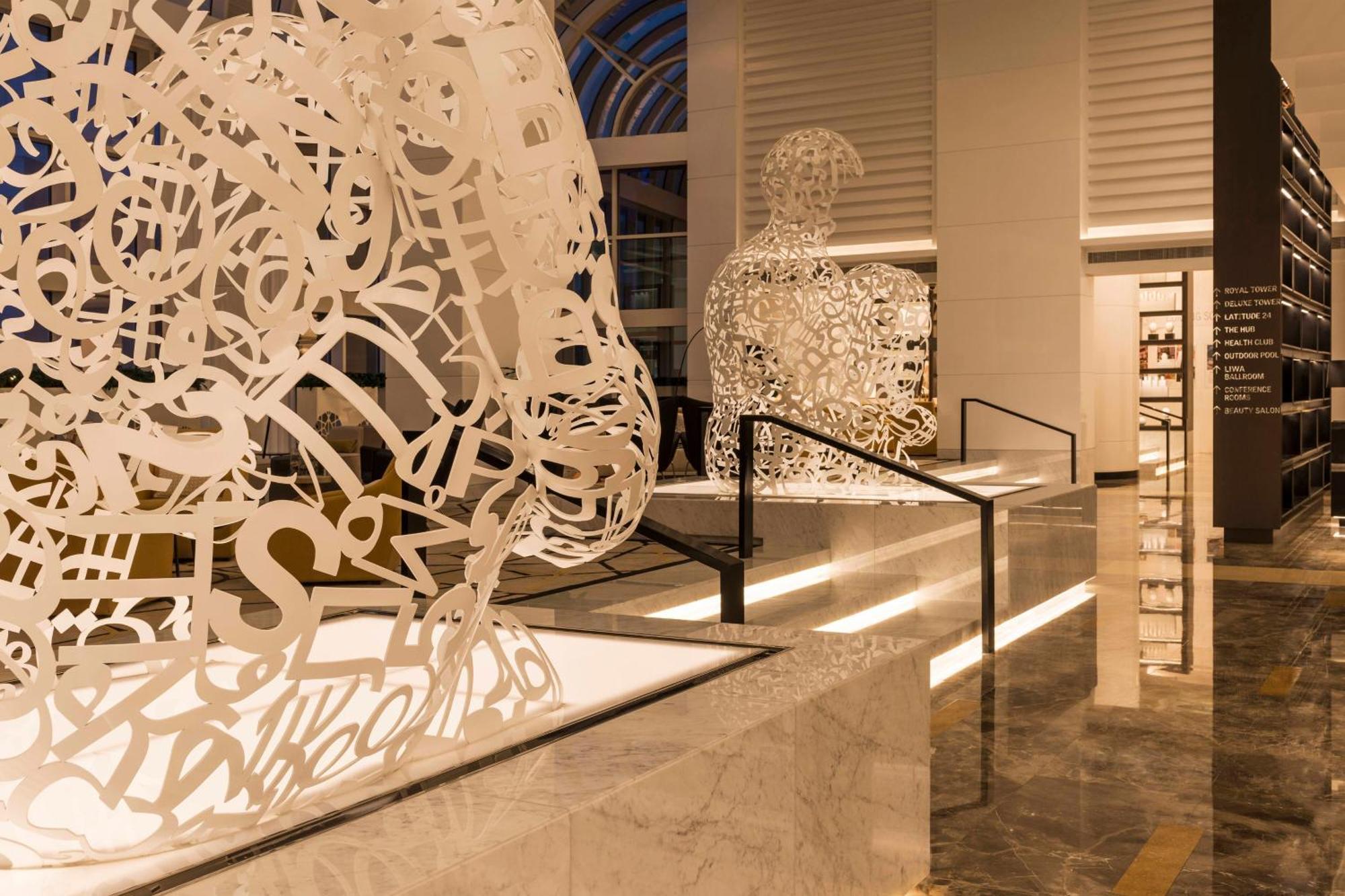 Le Royal Meridien Abu Dhabi Esterno foto The interior of the hotel