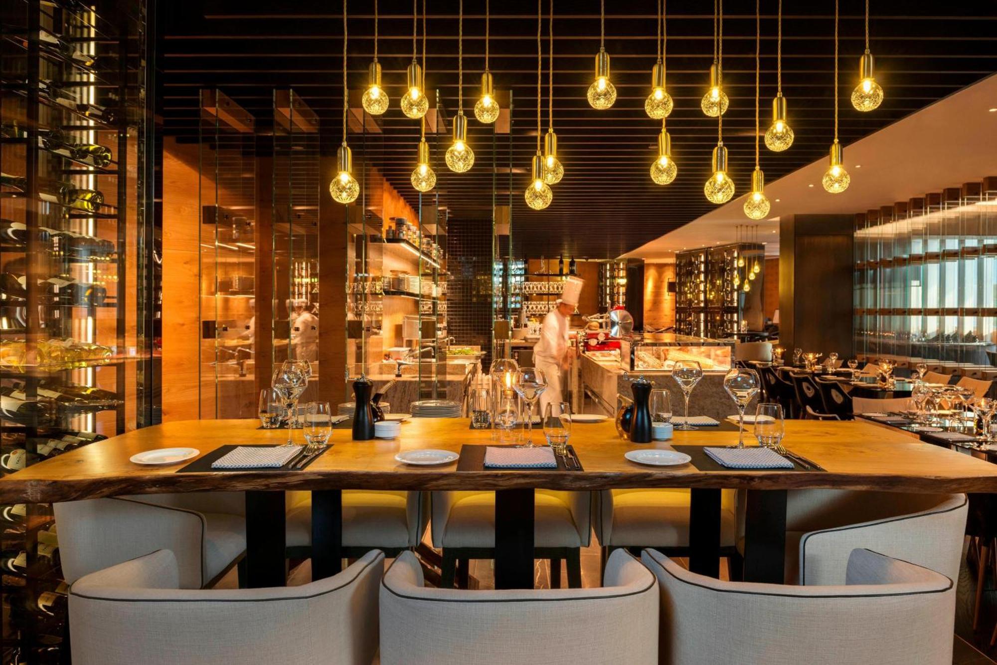Le Royal Meridien Abu Dhabi Esterno foto The interior of the restaurant