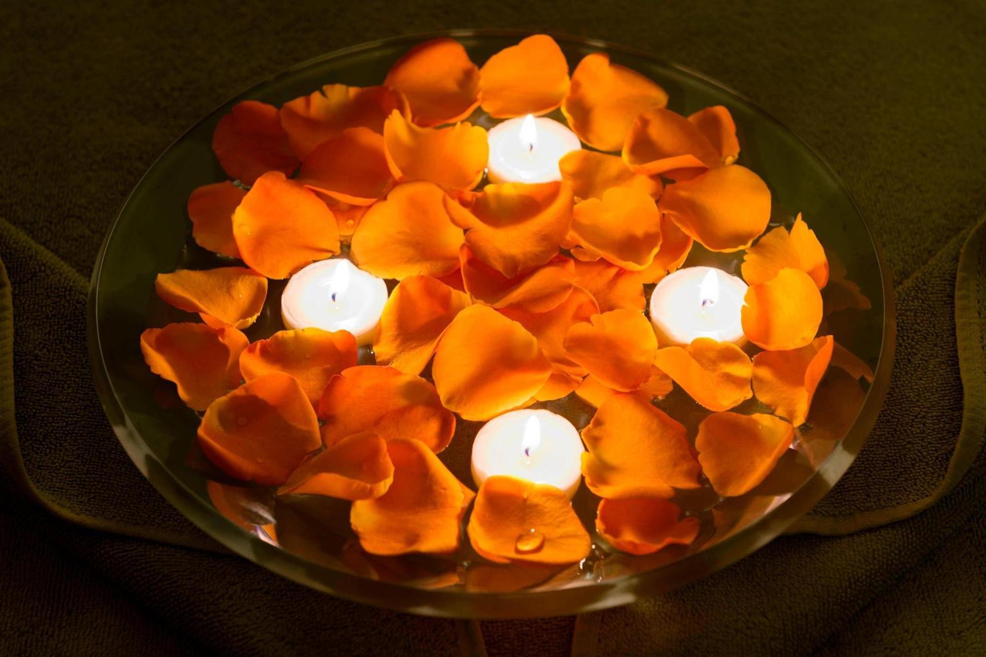 Le Royal Meridien Abu Dhabi Esterno foto A floating candle