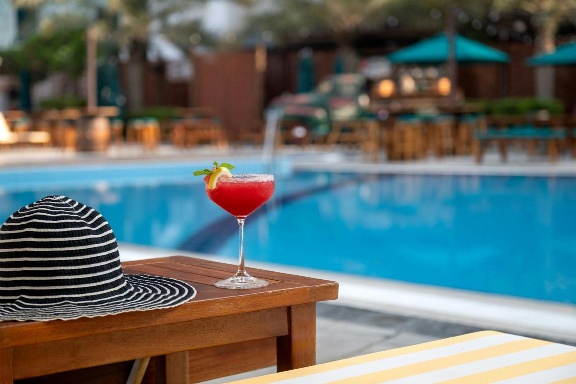 Le Royal Meridien Abu Dhabi Esterno foto Pool at the hotel