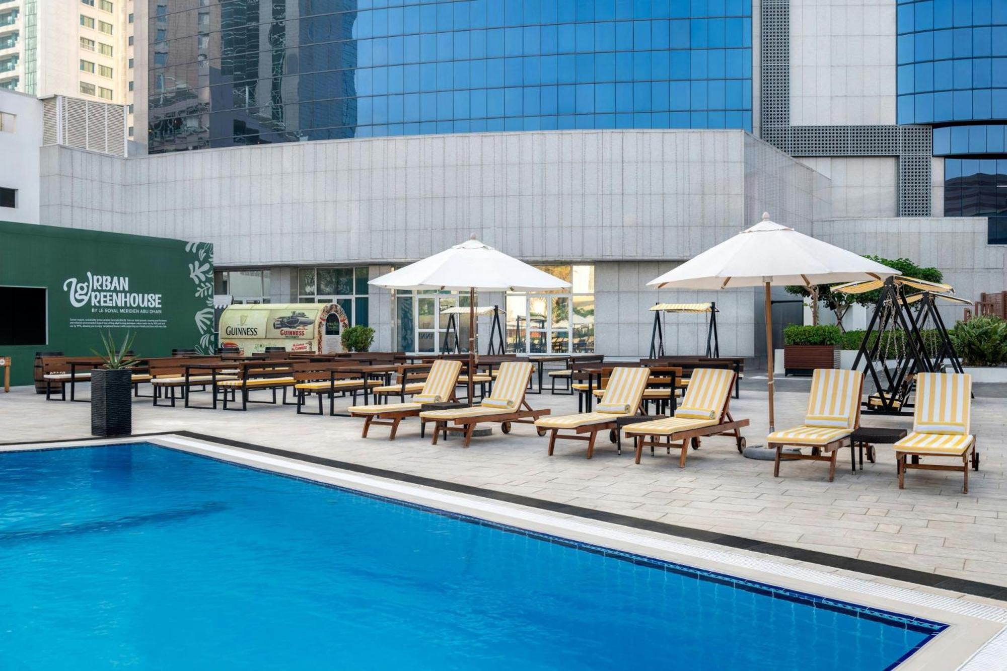 Le Royal Meridien Abu Dhabi Esterno foto The pool at the hotel