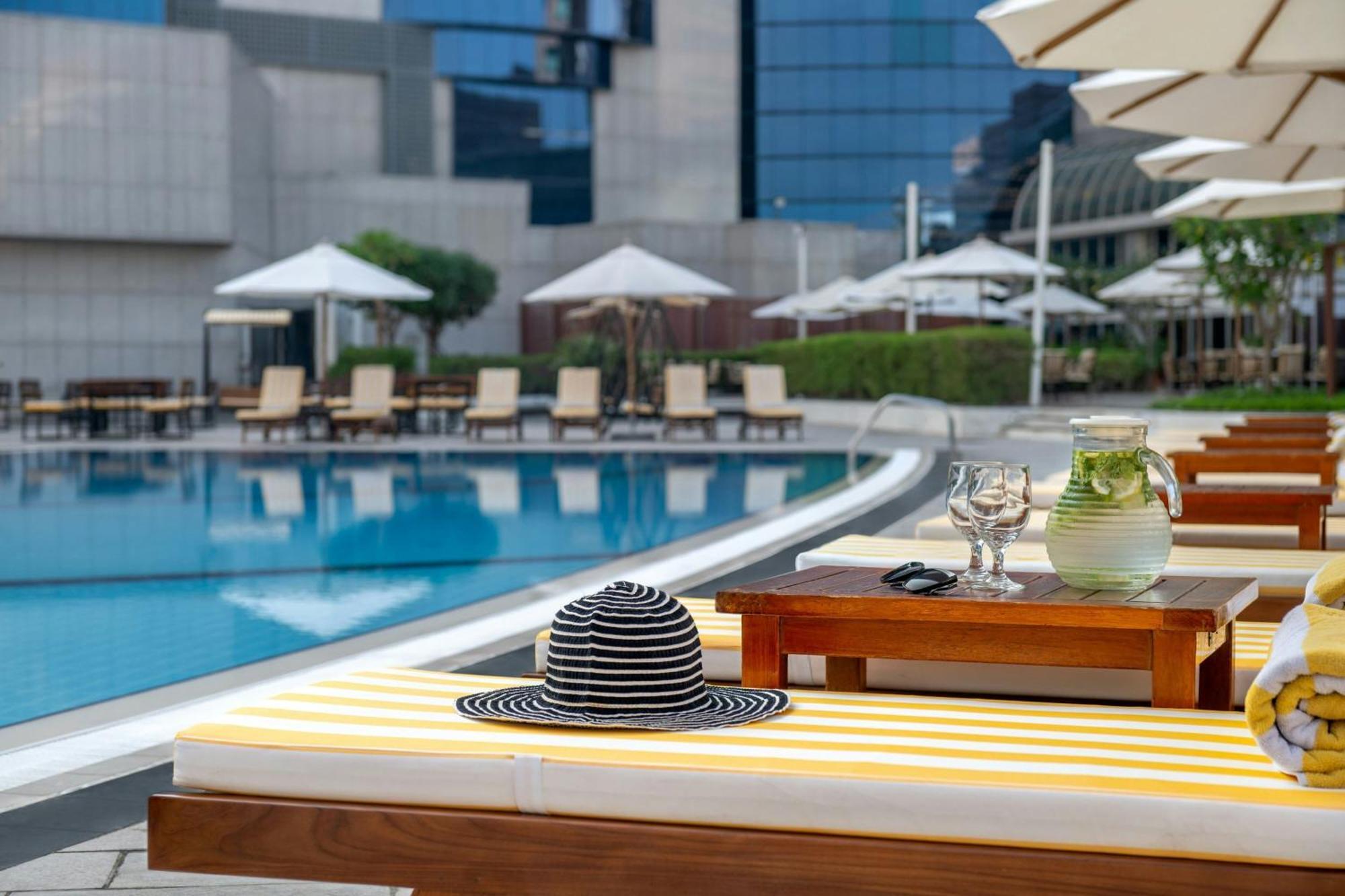 Le Royal Meridien Abu Dhabi Esterno foto The swimming pool at the hotel