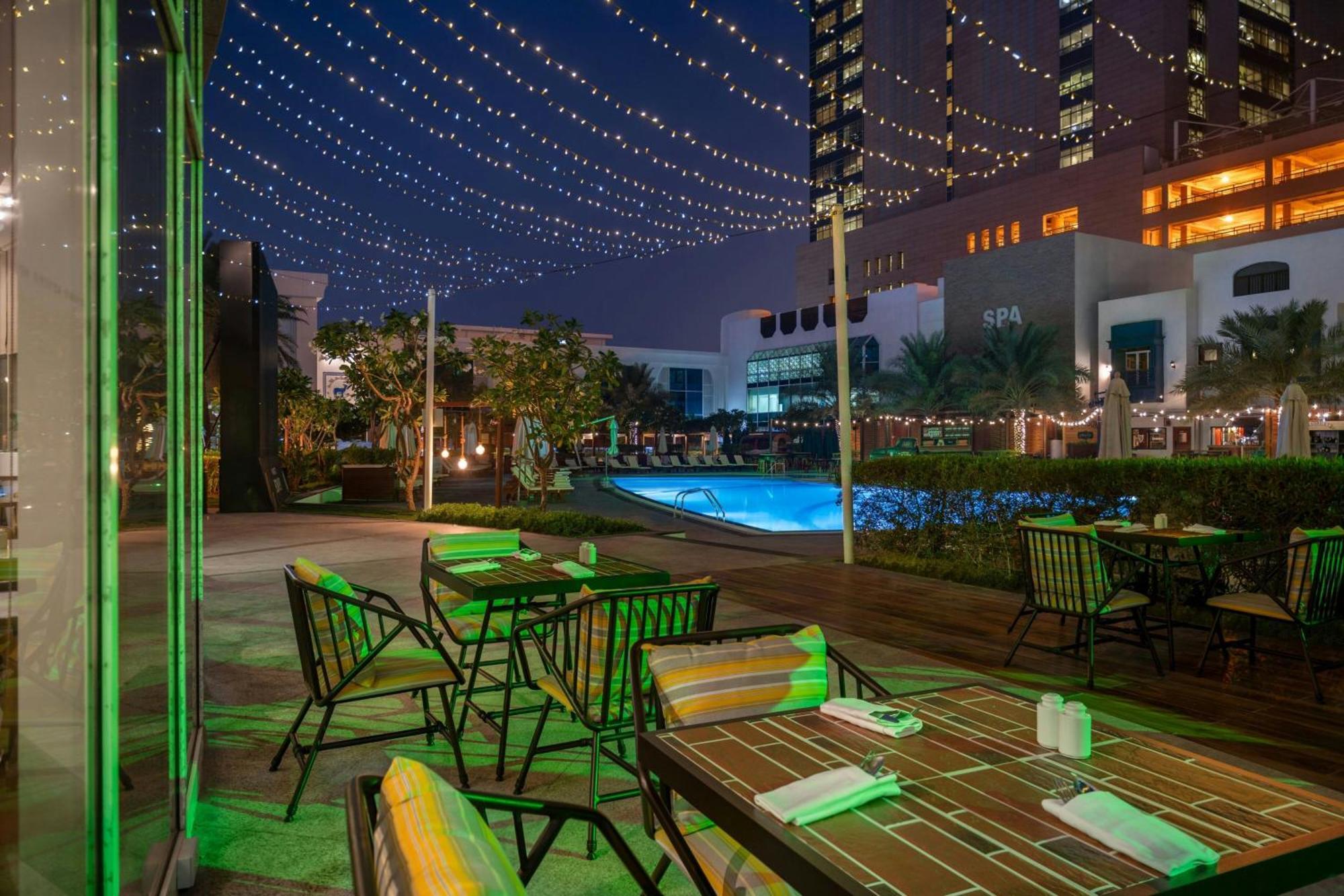 Le Royal Meridien Abu Dhabi Esterno foto The Village