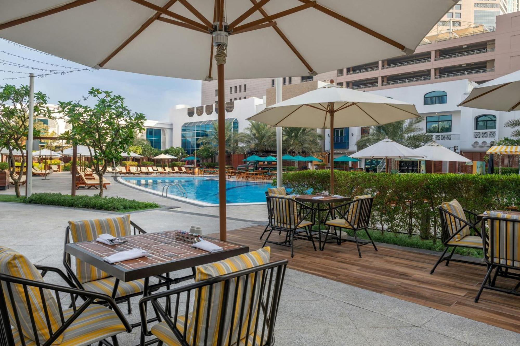 Le Royal Meridien Abu Dhabi Esterno foto The swimming pool at the hotel