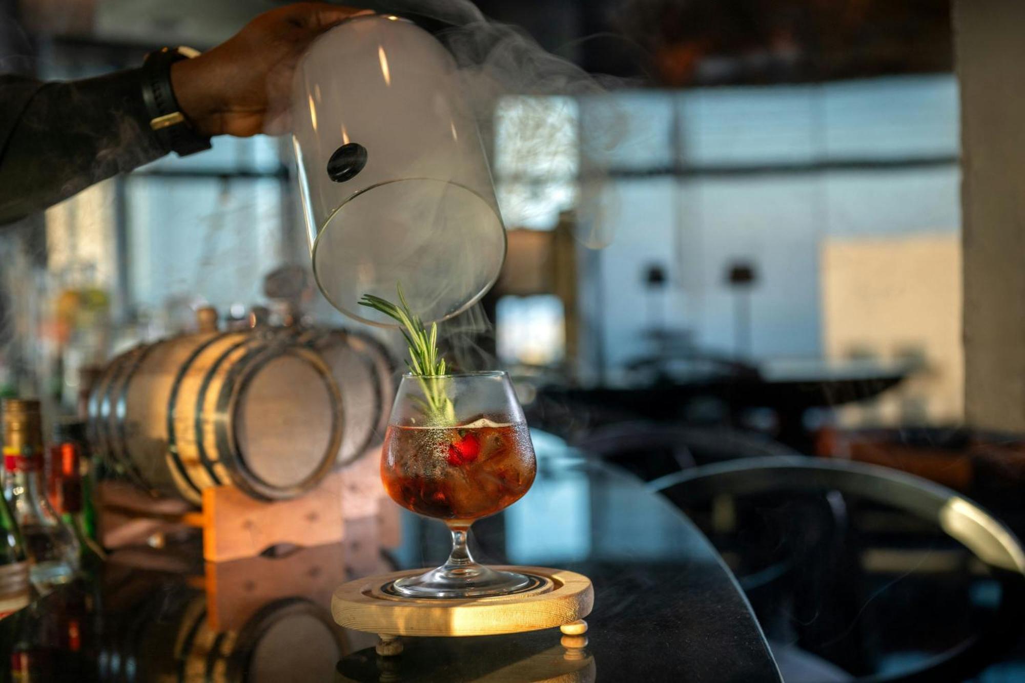 Le Royal Meridien Abu Dhabi Esterno foto A bartender prepares a cocktail at the bar