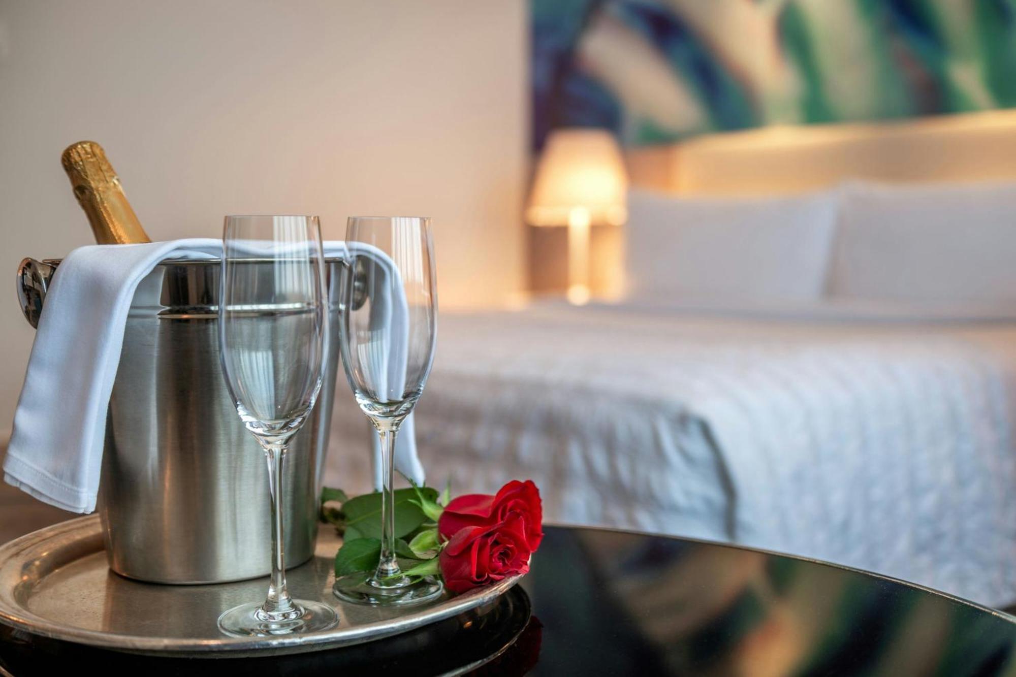 Le Royal Meridien Abu Dhabi Esterno foto Champagne and red rose in a hotel room