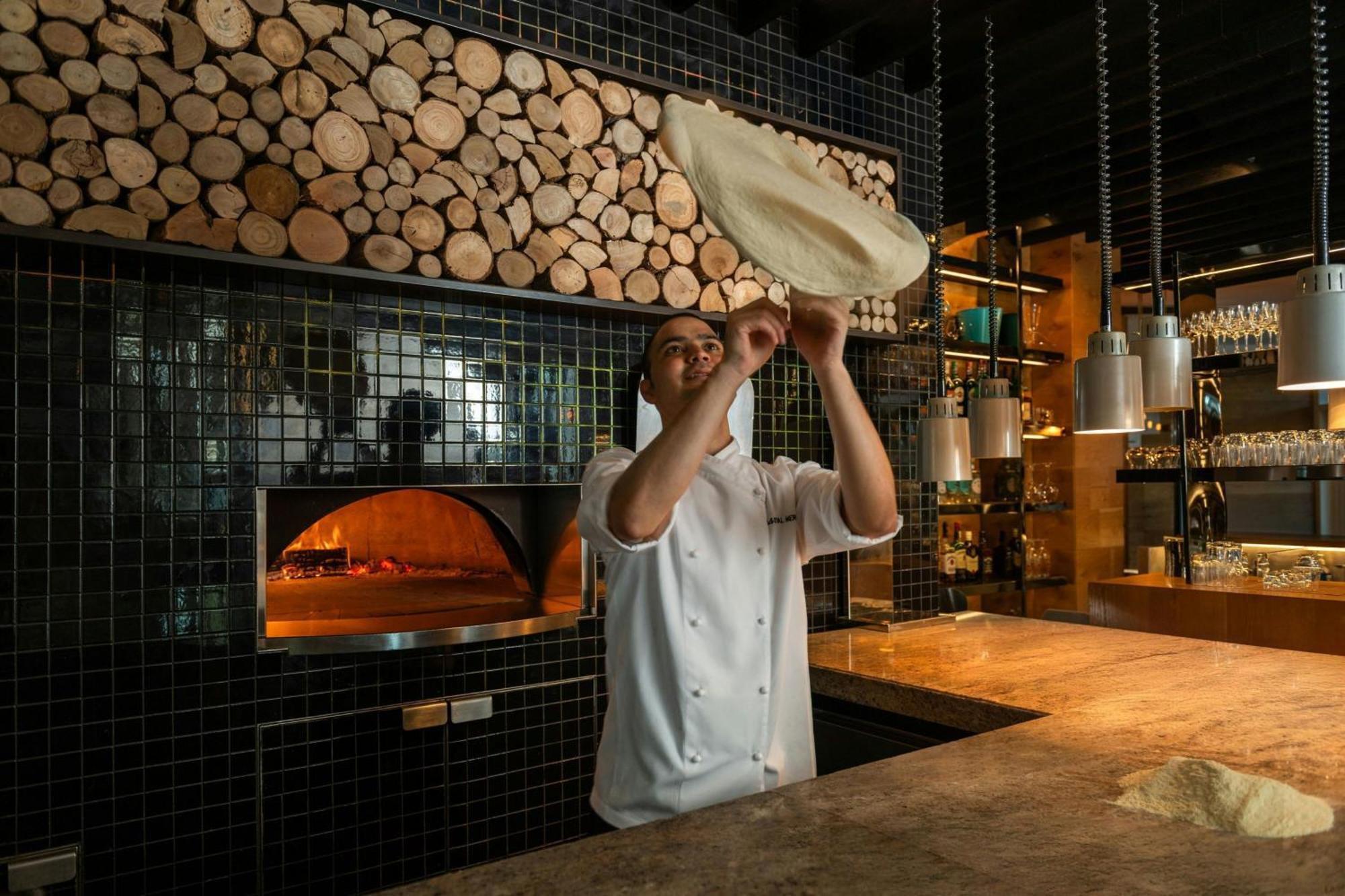 Le Royal Meridien Abu Dhabi Esterno foto Pizzaiolo throwing pizza dough