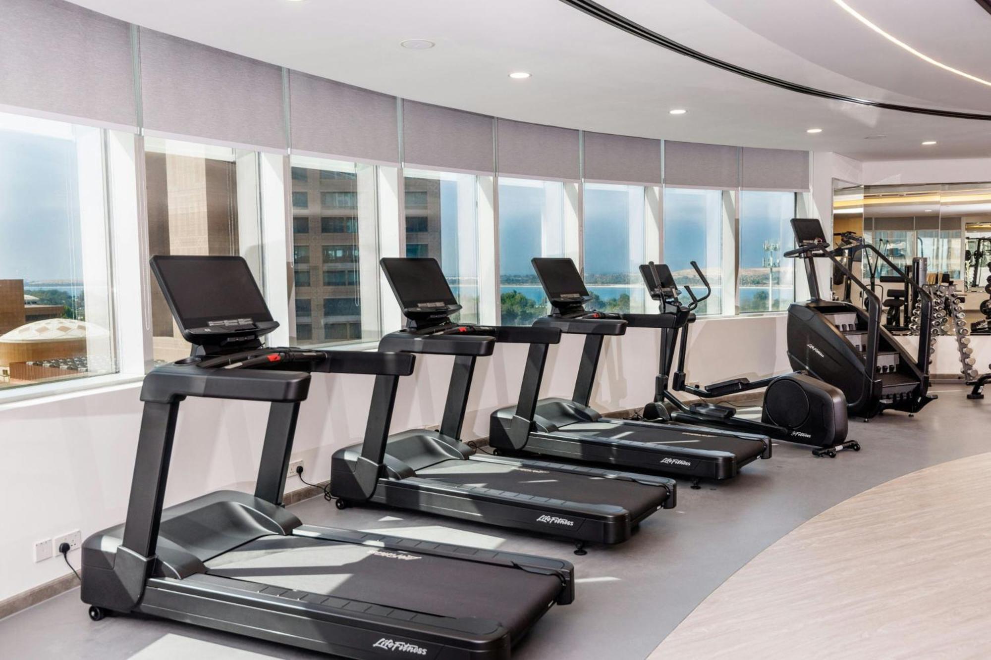 Le Royal Meridien Abu Dhabi Esterno foto A row of treadmills