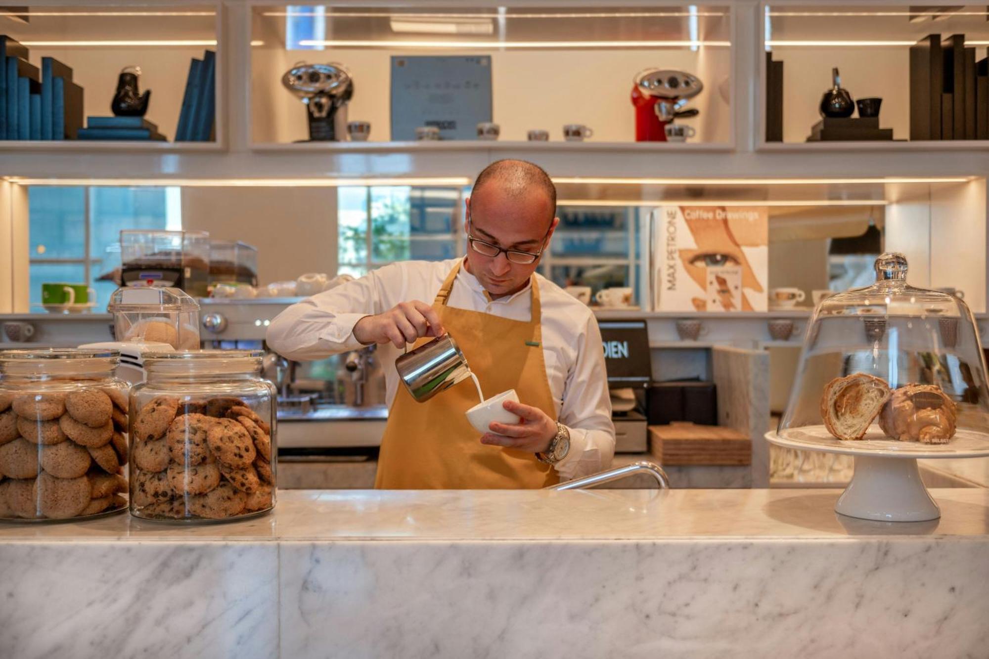 Le Royal Meridien Abu Dhabi Esterno foto A barista at work